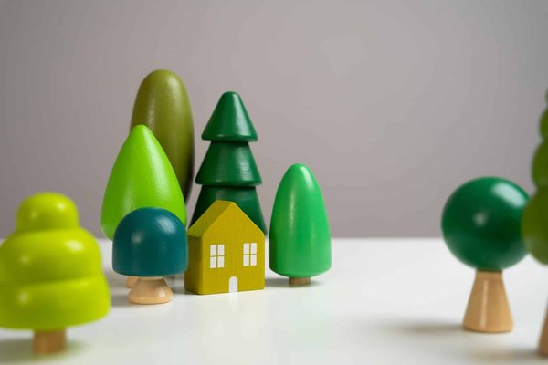 Quelles astuces pour enseigner à un chien à rester seul à la maison sans anxiété ?